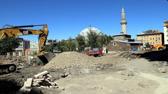 450 yıllık cami etrafındaki çarpık yapılaşmadan kurtarılıyor