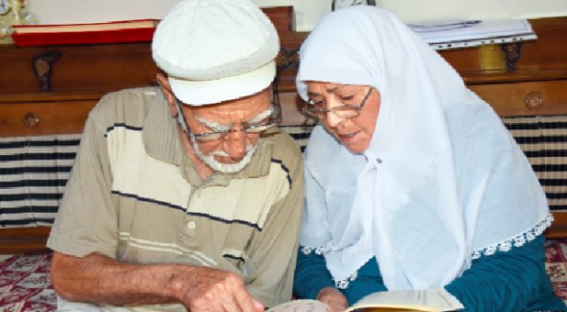 82’sinde  Kur’an öğrendi şimdi de eşine öğretiyor