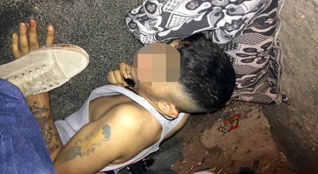 Adana'da bir çocuk polisle çatışınca yaralı olarak yakalandı Adana'da bir çocuk polisle çatışınca yaralı olarak yakalandı