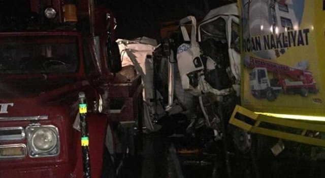 Afyon'da zincirleme kaza: 3 ölü Afyon'da zincirleme kaza: 3 ölü