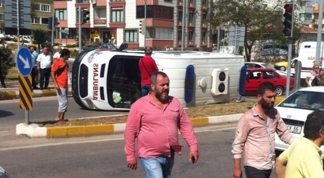 Ambulans kaza yaptı: 5 yaralı Ambulans kaza yaptı: 5 yaralı