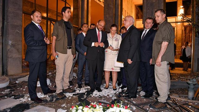 AP Başkanı Schulz TBMM'nin hasar gören kısımlarını gezdi AP Başkanı Schulz TBMM'nin hasar gören kısımlarını gezdi