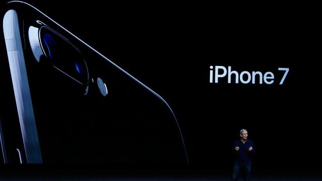 Apple iPhone 7'yi tanıttı Apple iPhone 7'yi tanıttı