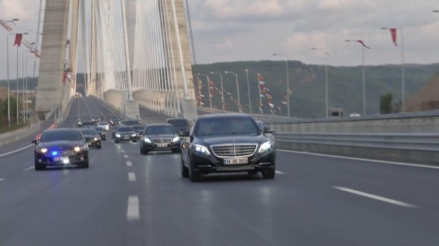 Aracı kendisi kullandı, sivil plakayla geçti Aracı kendisi kullandı, sivil plakayla geçti