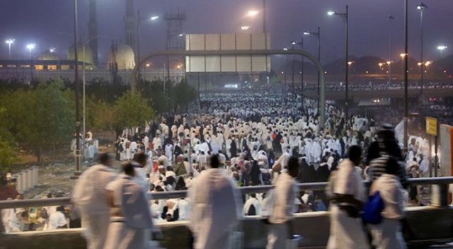 Arafat'tan Müzdelife'ye yolculuk başladı Arafat'tan Müzdelife'ye yolculuk başladı