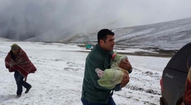 Ardahan'a kar erken yağdı: Mahsur kaldılar! Ardahan'a kar erken yağdı: Mahsur kaldılar!