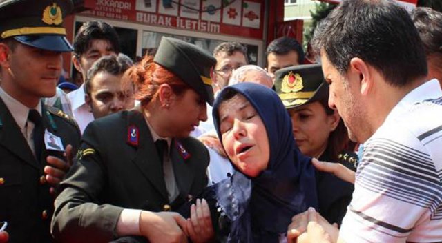 Babası FETÖ&#039;den tutuklanan şehidin annesi de gözaltında