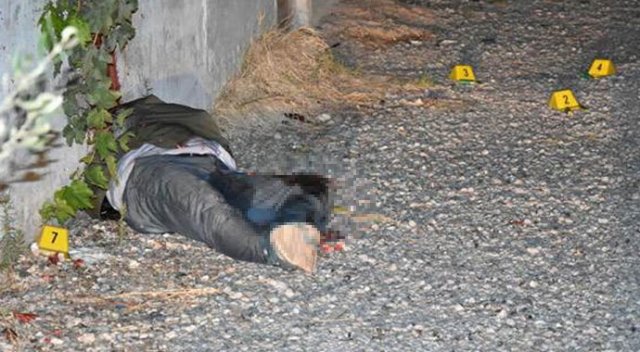Babasını 5 kurşunla öldürdü Babasını 5 kurşunla öldürdü