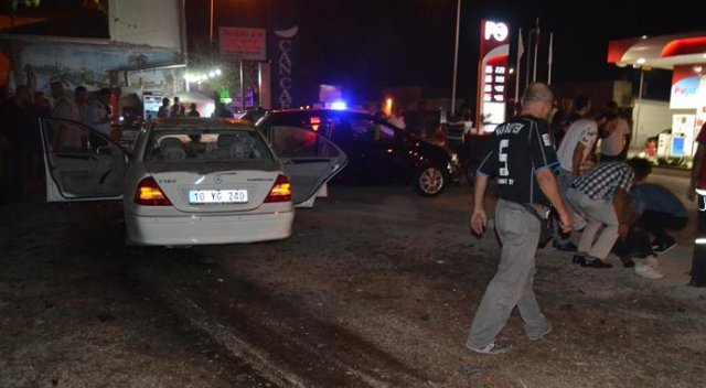 Balıkesir'de feci kaza: 4 yaralı Balıkesir'de feci kaza: 4 yaralı
