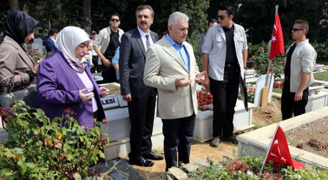 Başbakan Yıldırım, 15 Temmuz şehitlerinin mezarlarını ziyaret etti