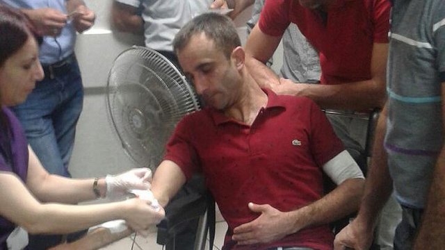 Belediye işçilerinin aksattığı işi yapan ekibe taşlı saldırı Belediye işçilerinin aksattığı işi yapan ekibe taşlı saldırı