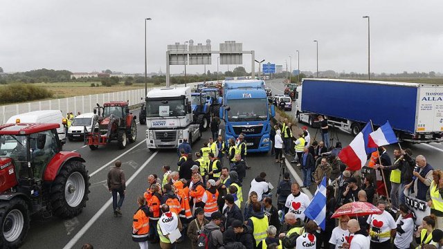 Calais&#039;de sığınmacı karşıtı protesto