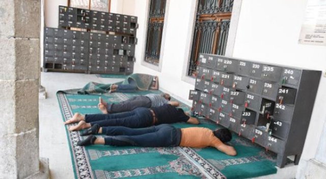 Cami sundurması, evsizlerin yatakhanesi oldu Cami sundurması, evsizlerin yatakhanesi oldu