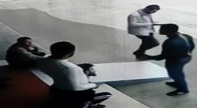 Camideki ayakkabılıkta uyuşturucuya tutuklama Camideki ayakkabılıkta uyuşturucuya tutuklama