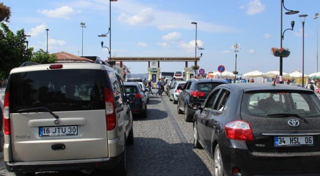 Çanakkale’de feribot iskelesinde bayram yoğunluğu