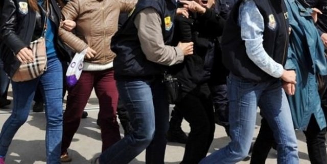 Çanakkale'de FETÖ'den 13 kişi tutuklandı Çanakkale'de FETÖ'den 13 kişi tutuklandı