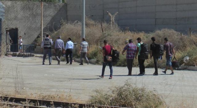 Cerablus&#039;a bir haftada bin 700 Suriyeli döndü