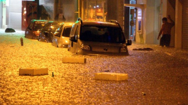 Çılgına dönen esnaflar, ekipler gelmeden başkanı göndermedi Çılgına dönen esnaflar, ekipler gelmeden başkanı göndermedi