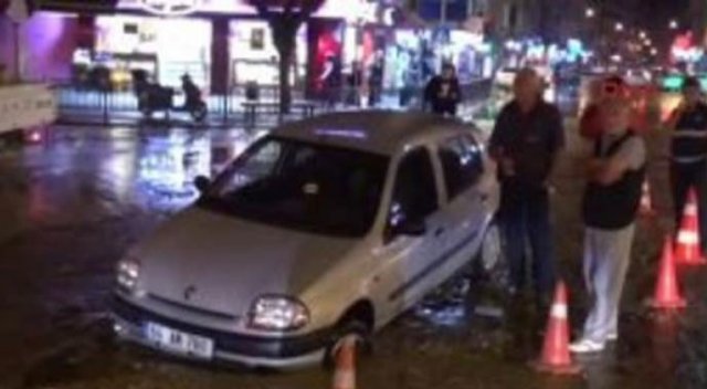 Çöken yola otomobil düştü Çöken yola otomobil düştü