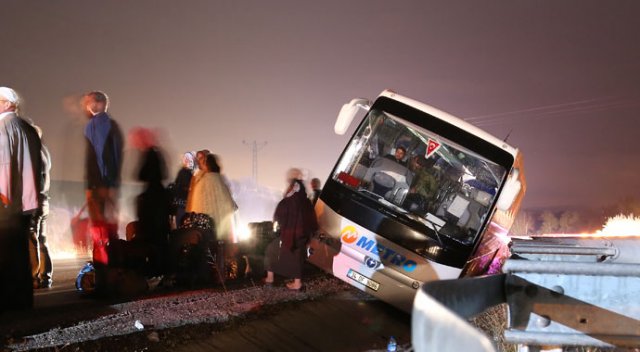 Çorum&#039;da yolcu otobüsü yoldan çıktı