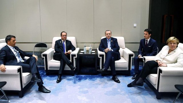 Cumhurbaşkanı Erdoğan, liderlerle dörtlü zirvede bir araya geldi Cumhurbaşkanı Erdoğan, liderlerle dörtlü zirvede bir araya geldi