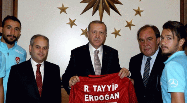 Cumhurbaşkanına verilen formadaki numaranın sırrı Cumhurbaşkanına verilen formadaki numaranın sırrı