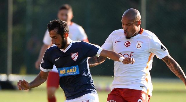 De Jong ilk maçına çıktı De Jong ilk maçına çıktı