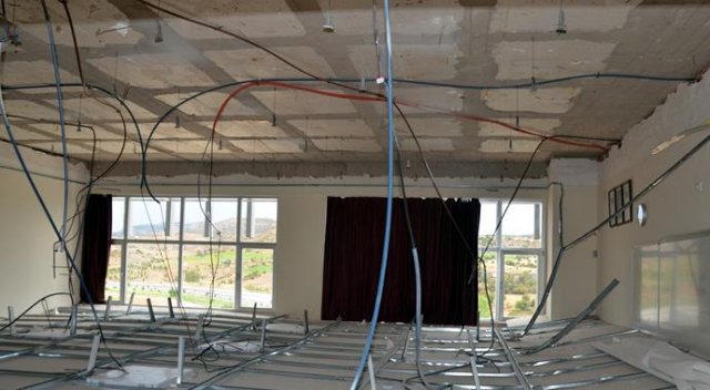 Derste sınıfın tavanı çöktü: 5 yaralı