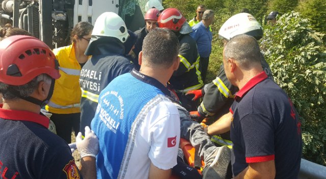 Devrilen kamyonetin altında kaldılar, 2 kişi öldü Devrilen kamyonetin altında kaldılar, 2 kişi öldü