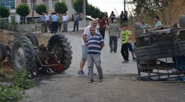 Devrilen traktörün altında kaldı