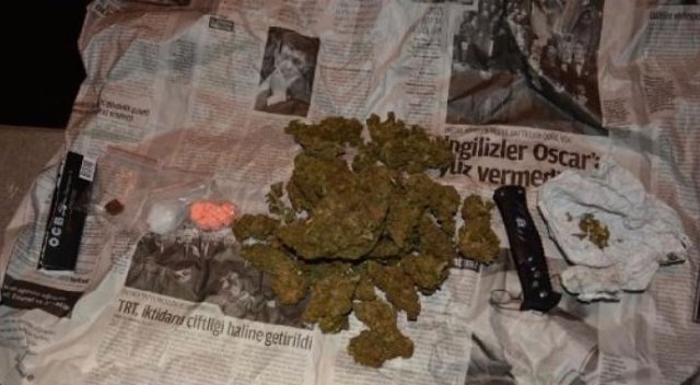 Durdurulan otomobilden uyuşturucu çıktı Durdurulan otomobilden uyuşturucu çıktı