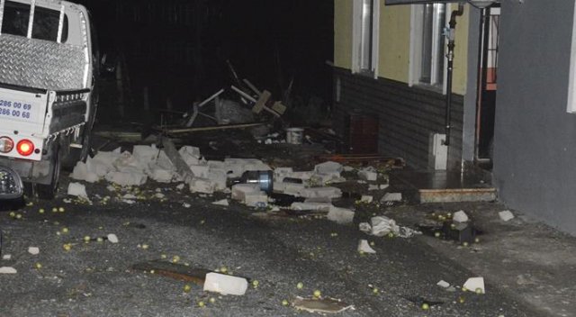 Düzce'de hortum çatıları uçurdu Düzce'de hortum çatıları uçurdu