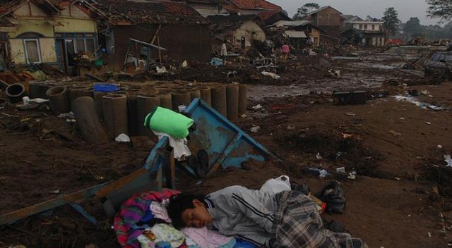 Endonezya&#039;da sel felaketi: 20 ölü