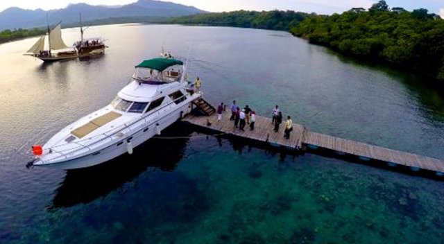 Endonezya&#039;da turist feribotu patladı: 2 ölü