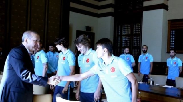 Erdoğan A Milli Takım'ı külliyede kabul etti