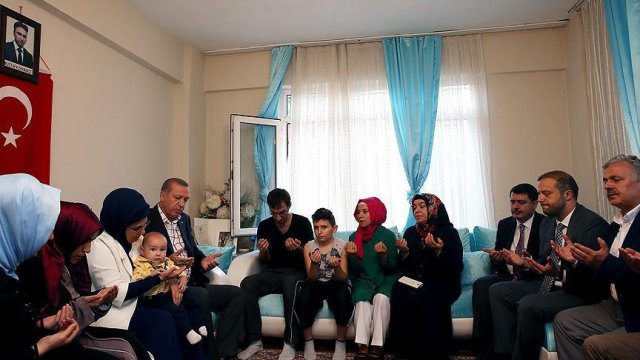 Erdoğan'dan 15 Temmuz şehitlerinin ailelerine ziyaret Erdoğan'dan 15 Temmuz şehitlerinin ailelerine ziyaret