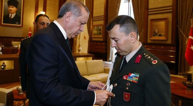 Erdoğan, yaverini çakı ile sınamış! Erdoğan, yaverini çakı ile sınamış!