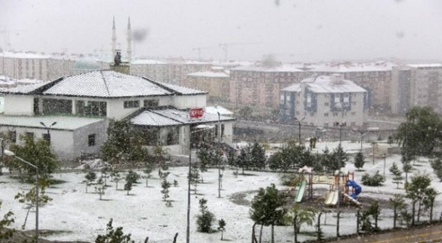 Erzurum kent merkezine mevsimin ilk karı yağdı Erzurum kent merkezine mevsimin ilk karı yağdı