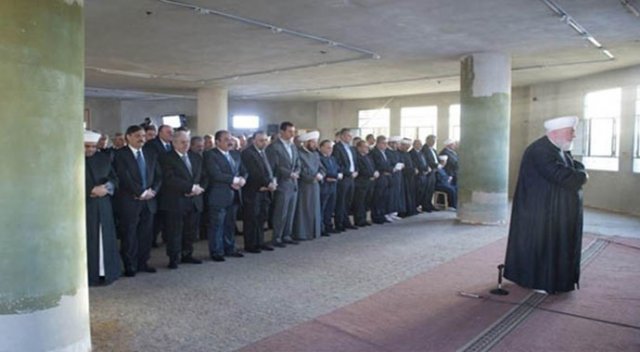Esad bayram namazını sembol kentte kıldı Esad bayram namazını sembol kentte kıldı