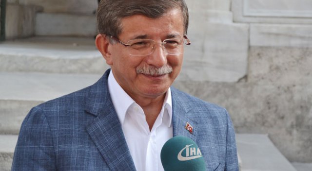 Davutoğlu bayram namazını İstanbul'da kıldı Davutoğlu bayram namazını İstanbul'da kıldı
