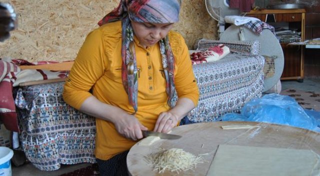 Ev hanımları kışlık yiyecek yaparak aile ekonomisine katkı sağlıyor