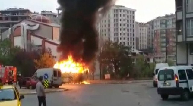 Eyüp'te park halindeki bir minibüs cayır cayır yandı Eyüp'te park halindeki bir minibüs cayır cayır yandı