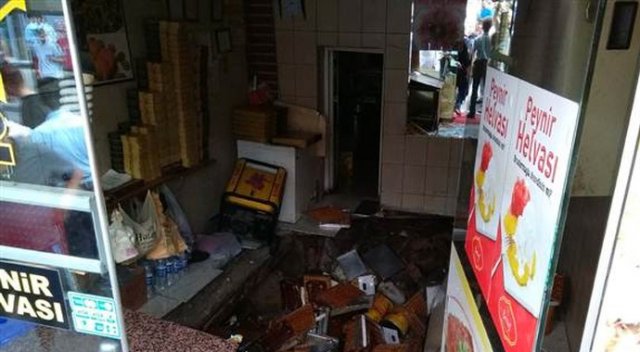 Fatih&#039;te tatlıcı dükkanının zemini çöktü: 2 yaralı