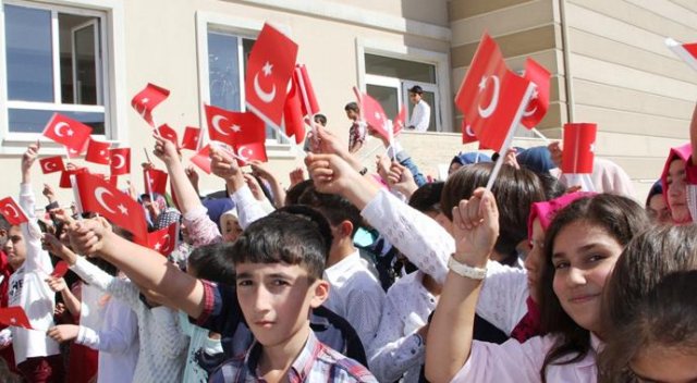 FETÖ&#039;den alınan okulda 15 Temmuz dersi