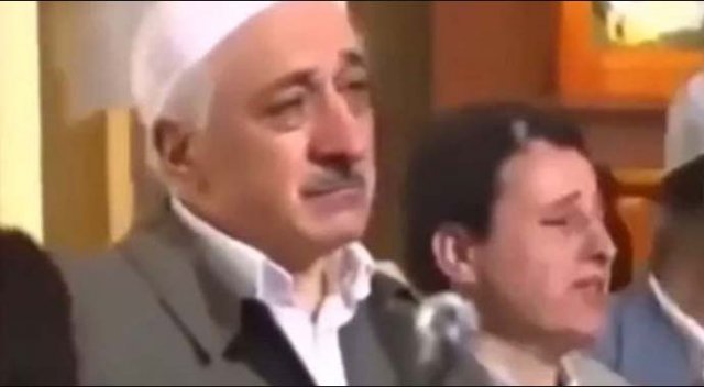 Fetullah Gülen'e yelpaze sallayan şahıs gözaltına alındı Fetullah Gülen'e yelpaze sallayan şahıs gözaltına alındı