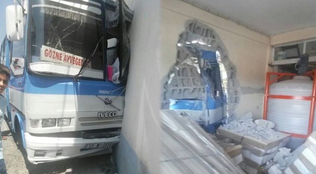 Freni boşalan minibüs duvara çarptı: 7 yaralı Freni boşalan minibüs duvara çarptı: 7 yaralı