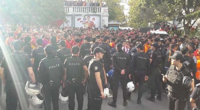 G.Saraylı taraftarlar Taksim’de toplandı G.Saraylı taraftarlar Taksim’de toplandı
