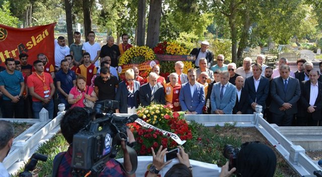 Taçsız Kral mezarı başında anıldı