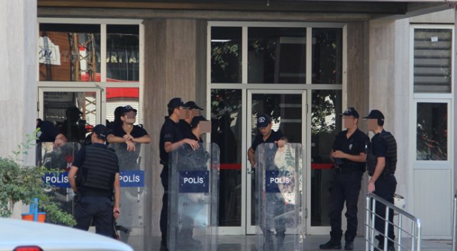 Hakkari'de kayyum atanmasında gerginlik Hakkari'de kayyum atanmasında gerginlik