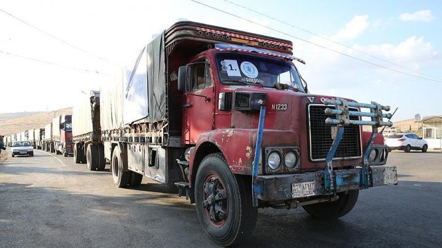 Halep'e yardım götüren 40 tır güvenlik gerekçesiyle bekletiliyor Halep'e yardım götüren 40 tır güvenlik gerekçesiyle bekletiliyor